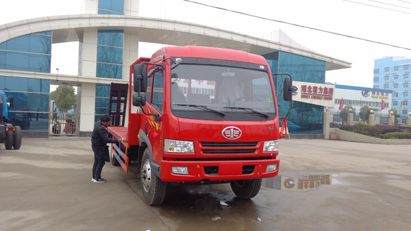 解放180馬力平板運(yùn)輸車前臉