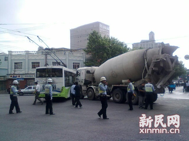 一輛19路電車在新閘路成都北路路口被一輛水泥<a href=http://www.uokei.net/jbc/ target=_blank class=infotextkey>攪拌車</a>攔腰撞擊，車毀嚴重。通訊員 殷佳維 攝